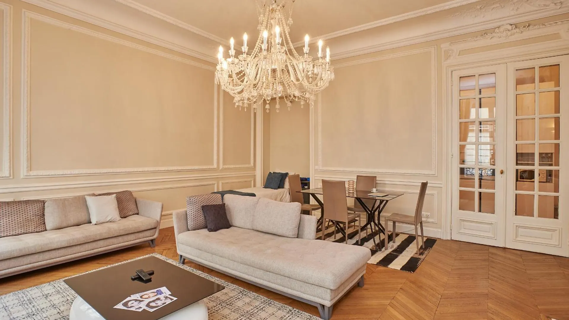 Chic Haussmann Apartment Parijs