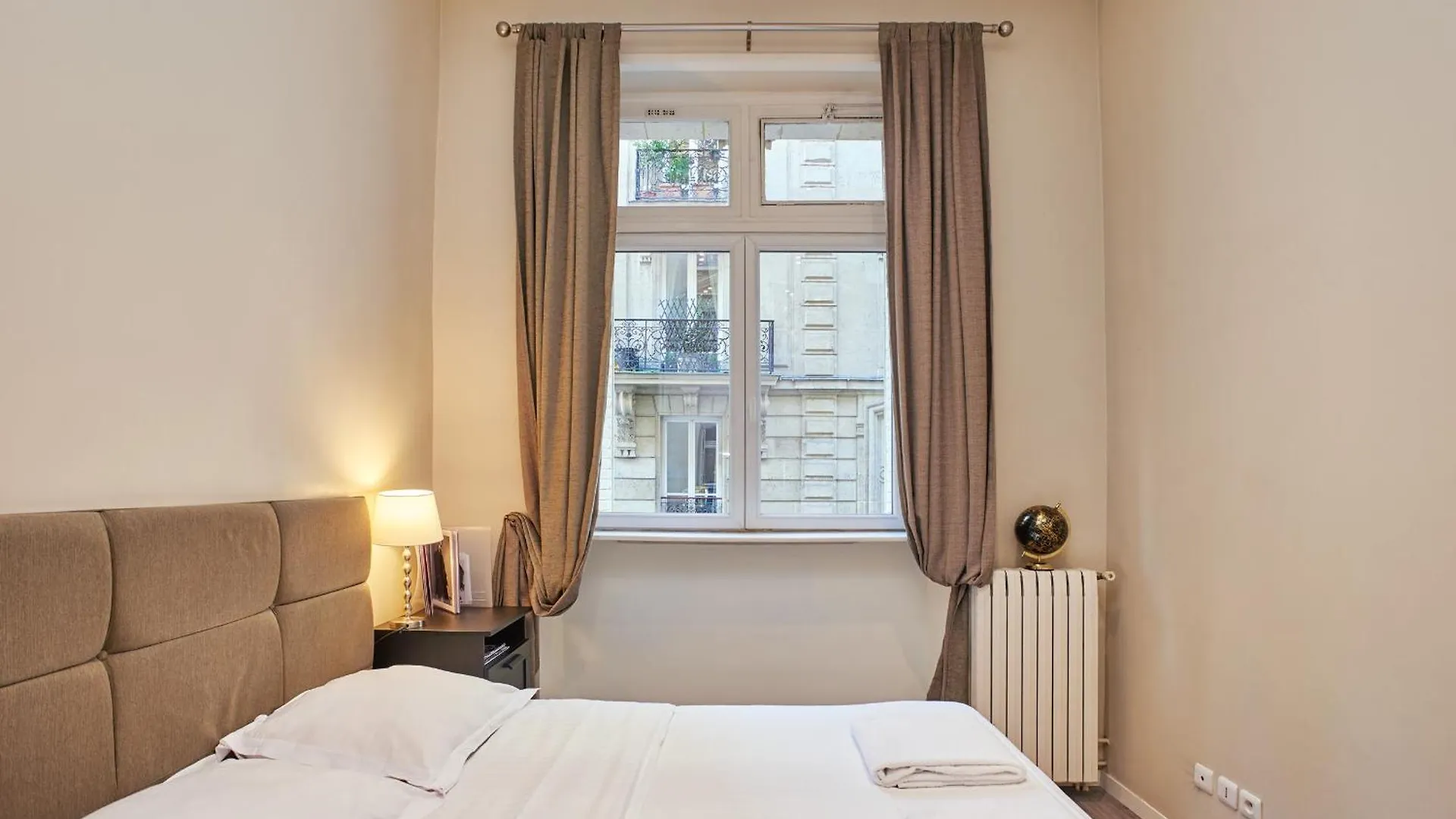 Chic Haussmann Apartment Parijs