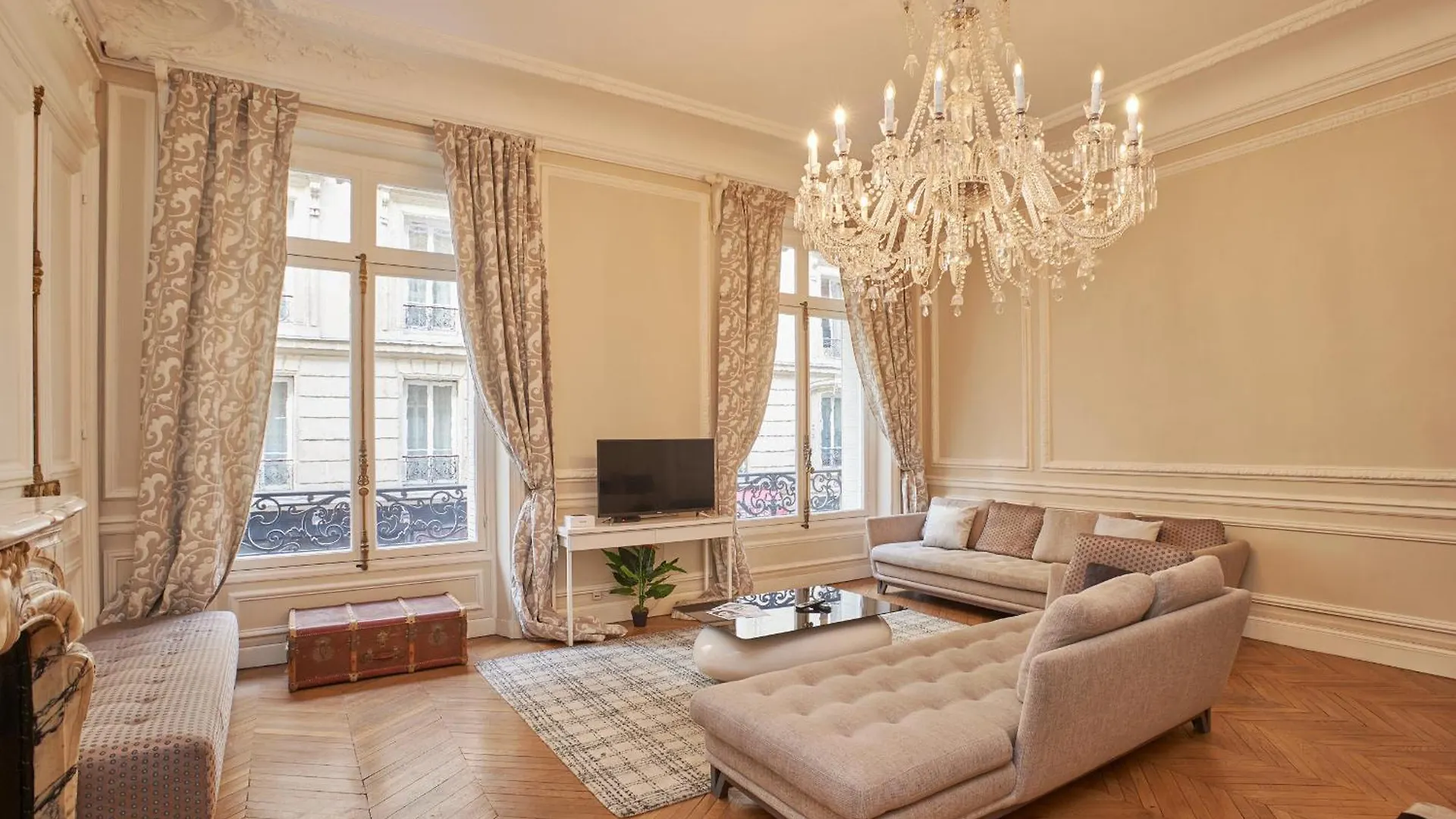 Chic Haussmann Apartment Parijs