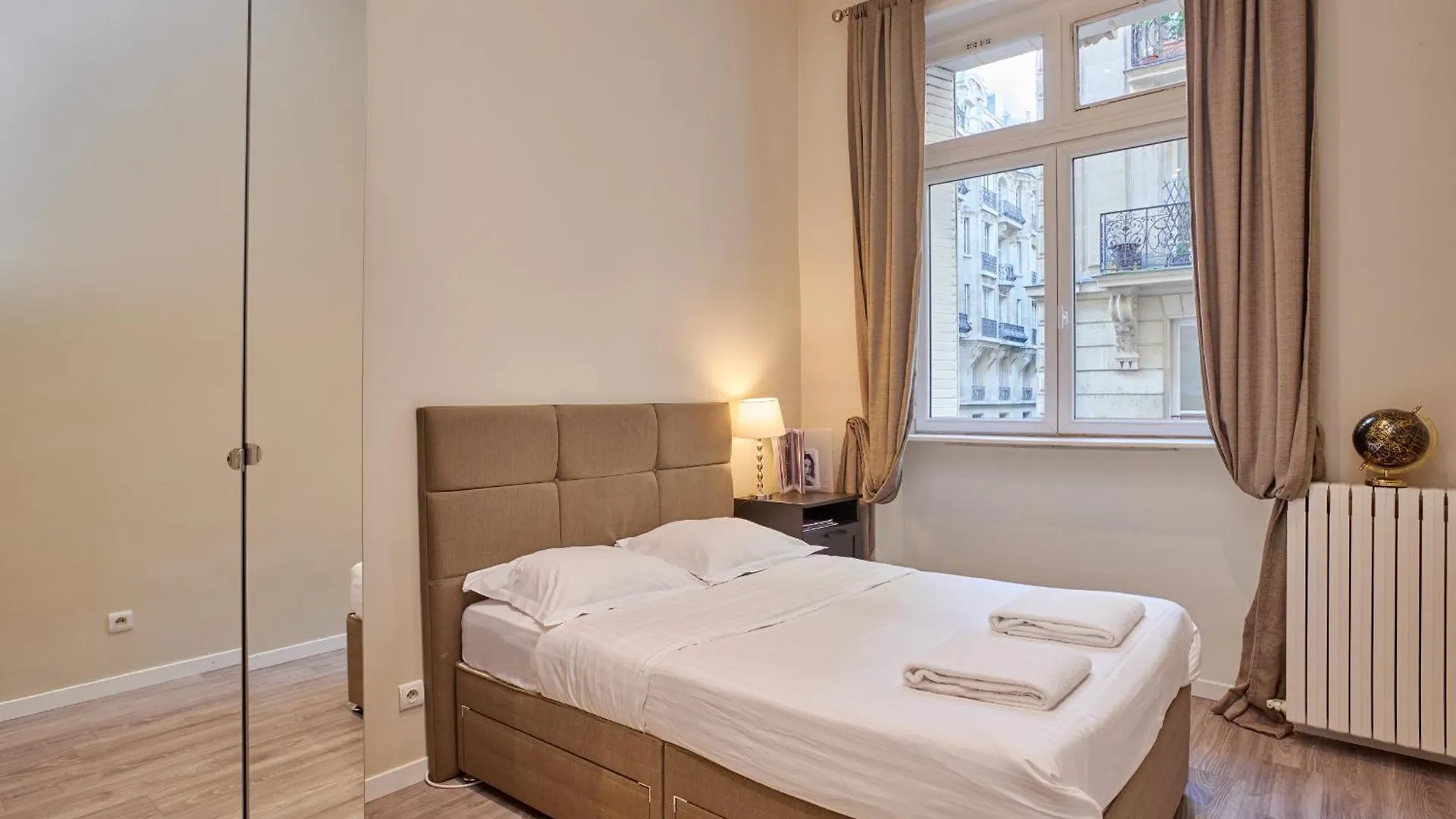 Chic Haussmann Apartment Parijs