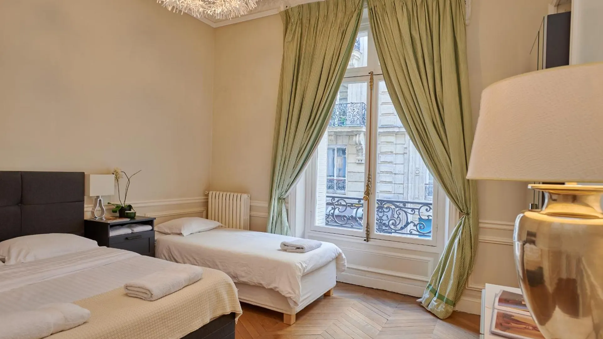 Chic Haussmann Apartment Parijs 0*,
