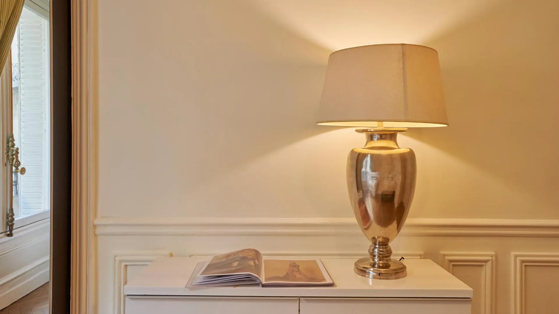 Chic Haussmann Apartment Parijs