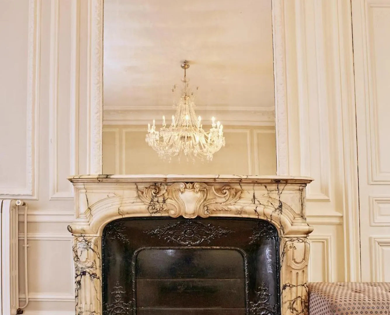 Chic Haussmann Apartment Parijs