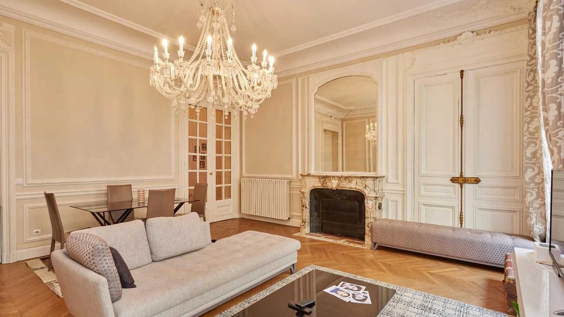 Chic Haussmann Apartment Parijs